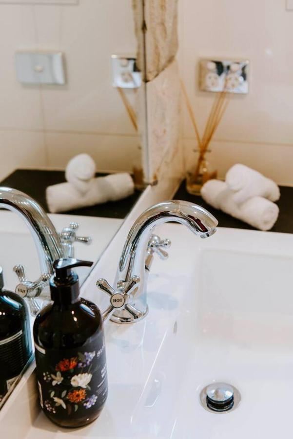 Gladstone Blush - A Heart Of Group Getaway Holiday home *